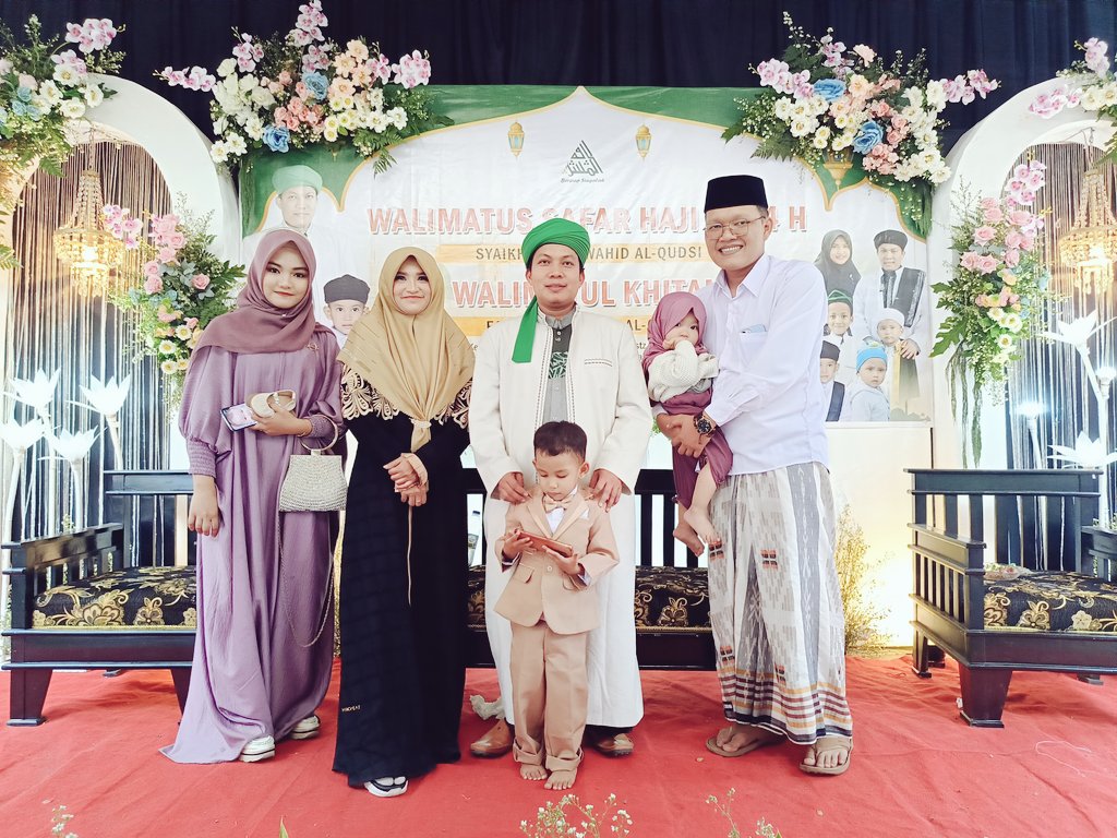 FardanElBasith's tweet photo. Selamat dikhitan Gus Al dan selamat menunaikan ibadah haji untuk pangersa Ust.wahid https://t.co/v4MVYb7nPK