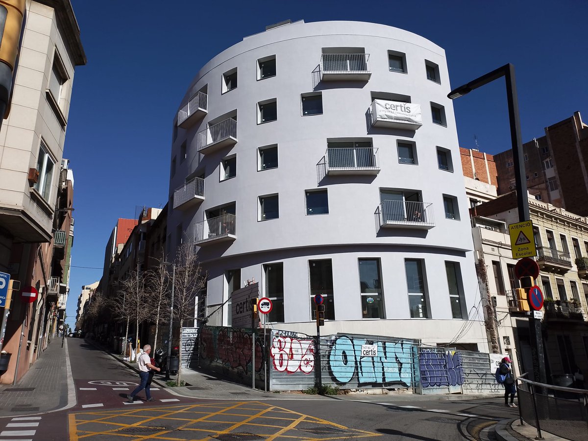 RoserLatorre's tweet photo. La campanya electoral ha coincidit amb la finalització de dues obres llicenciades per sobre de les alçades permeses al c/Maignon, Gràcia. La llicència la va donar la regidora de @bcnencomu . @janetsanz . @efemarq @pscgracia @ERC_gracia   @EnComu_Podem @NoEsPotCat @OnVasBarcelona https://t.co/ElIBIaO5JO