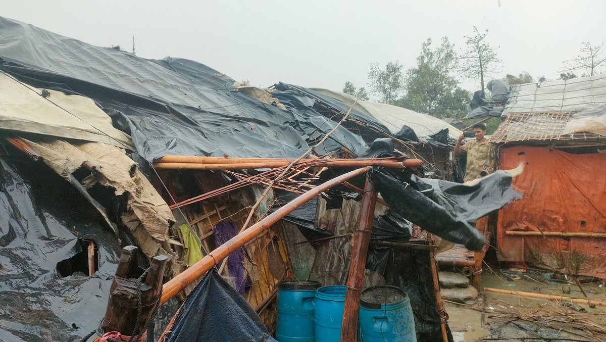 Arakani_Saiful's tweet photo. Still the cyclone Mocha haven't come but due to heavily winding many Rohingyas shelters have been devastated.

and many shelters have been flew away. So many Rohingya have been displaced some of then were taken to Cyclone shelter. https://t.co/gYcSw0kw0c