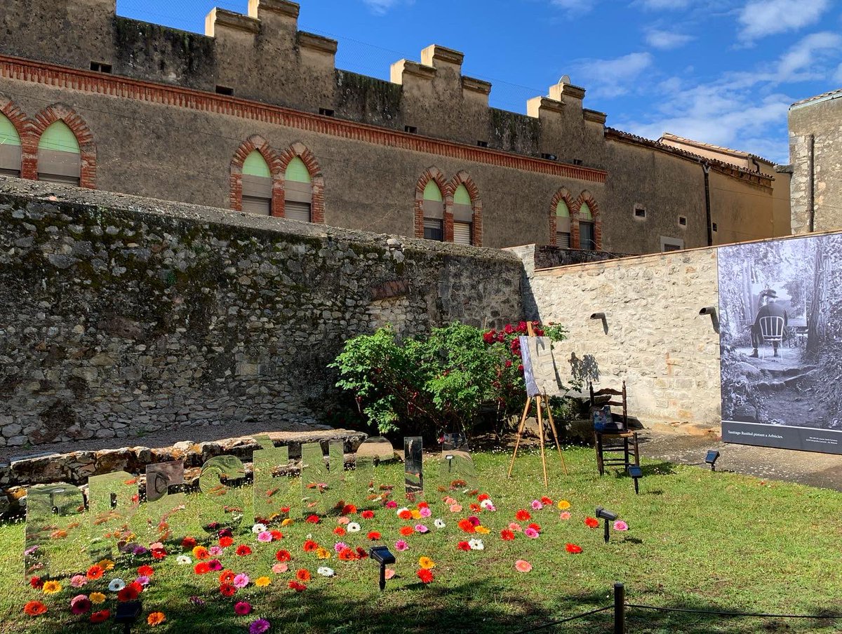 És temps de flors! 
No us perdeu “Miralls de l’ànima”, al @MuseuArtGirona (Punt 68). La proposta dels @AmicsMdA feta pels artistes @patricia_maseda i @JaumeGeli. Us encantarà!
#tempsdeflors2023 #TempsdeFlors #Girona