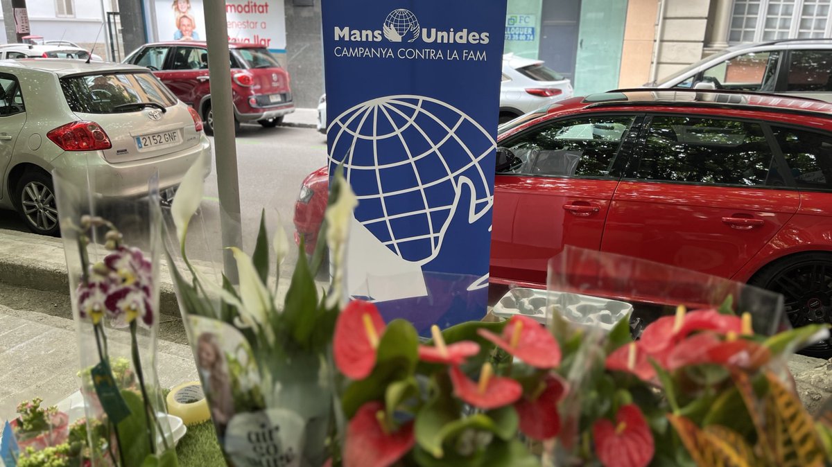 RadioSeu's tweet image. #EnAquestsMoments Parada de venda solidària de flors i plantes al passeig de Joan Brudieu de #laSeu d'Urgell, a càrrec de #MansUnides. #AltUrgell