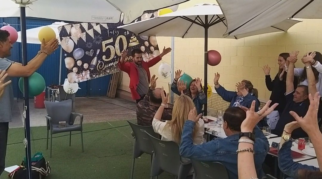 AildoVidal's tweet photo. Show humor magia 50⁰ cumpleaños @hit.padel #hitpadel #coslada #hitpadelcoslada buenísima gente super buen rollo #hitpadelindoor #humor #magia #humormagia #show #showhumor #showdehumor https://t.co/fsVsLag0AF