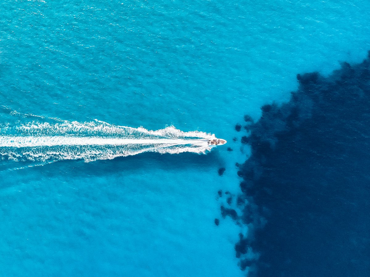 turama_es's tweet photo. Que no te engañen, abre los ojos !
¿Qué son esas estelas que dejan los barcos a su paso?
Se trata de embarcaciones que vierten bromuro en el agua, evitando que se levanten las olas.
Antes apenas se veían y había más olas, ahora es muy difícil verlas. 
@controladores #Chemtrails https://t.co/Wl39b6b937
