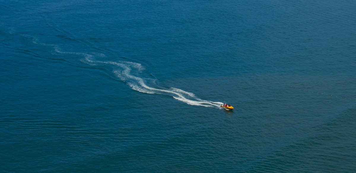 turama_es's tweet photo. Que no te engañen, abre los ojos !
¿Qué son esas estelas que dejan los barcos a su paso?
Se trata de embarcaciones que vierten bromuro en el agua, evitando que se levanten las olas.
Antes apenas se veían y había más olas, ahora es muy difícil verlas. 
@controladores #Chemtrails https://t.co/Wl39b6b937
