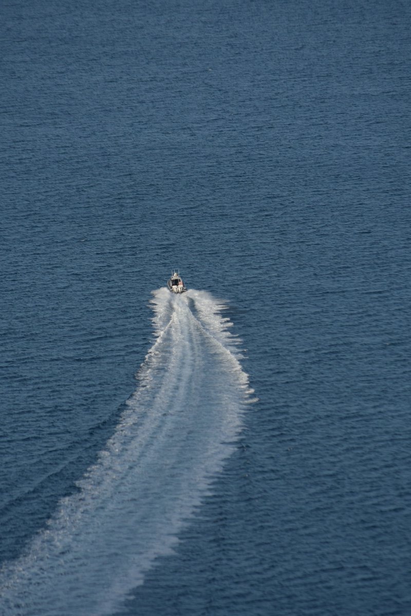 turama_es's tweet photo. Que no te engañen, abre los ojos !
¿Qué son esas estelas que dejan los barcos a su paso?
Se trata de embarcaciones que vierten bromuro en el agua, evitando que se levanten las olas.
Antes apenas se veían y había más olas, ahora es muy difícil verlas. 
@controladores #Chemtrails https://t.co/Wl39b6b937