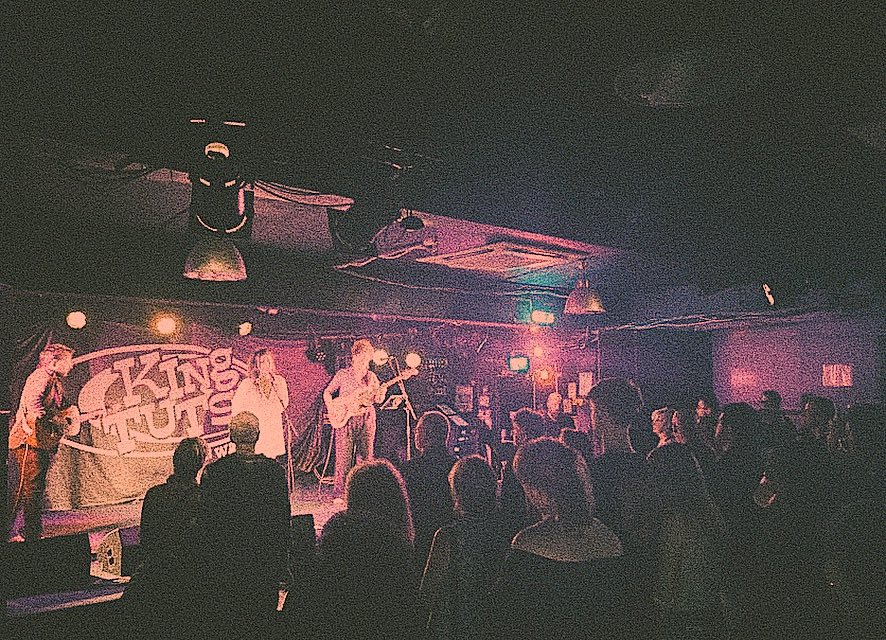 amypapiransky's tweet photo. 1st @kingtuts gig &headlined ✔️
.
Ty to everyone who came out to watch the gig! To my talented pals @CharlottePrint2 & Lyle Watt 🫶🏼! Such a lovely audience!
Thanks to DF & TUTS! I had the best night!
.
#kingtutswahwahhut #kingtuts #glasgowgigs #amypapiransky #dfconcerts https://t.co/k9PxCiqt8R