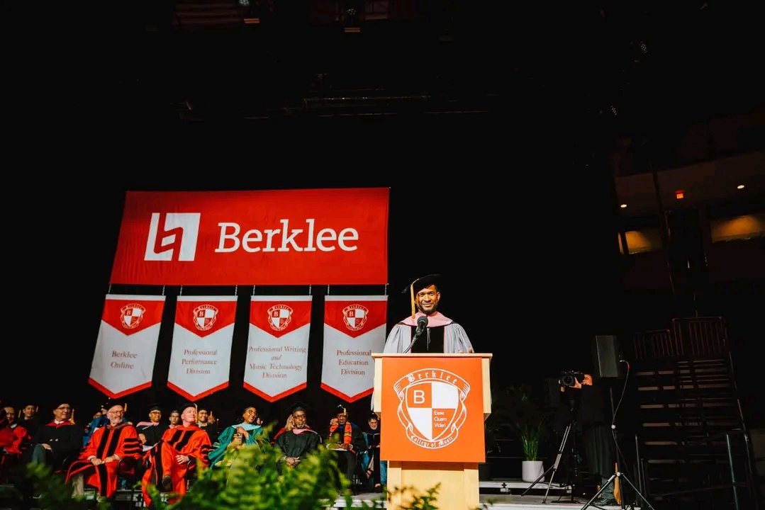 yazzaxris's tweet photo. Usher graduates with a Doctor in Music Degree...
#DrRay https://t.co/gxwDSyKDTi
