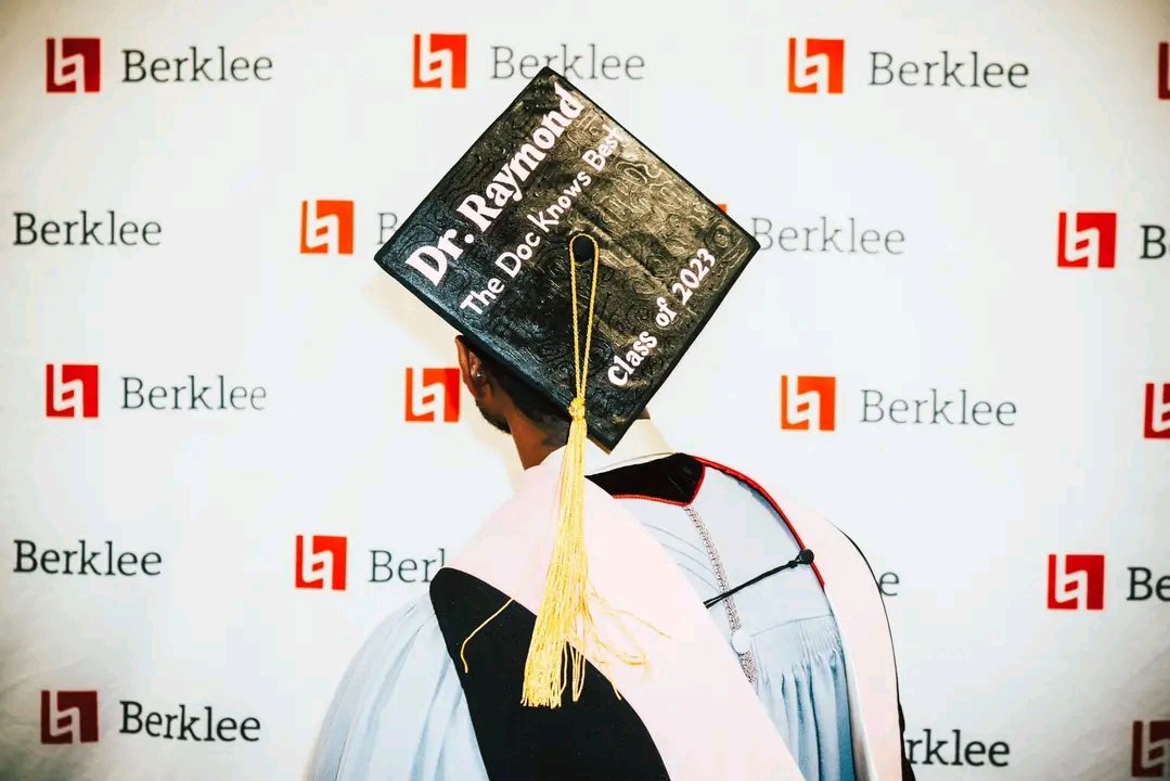 yazzaxris's tweet photo. Usher graduates with a Doctor in Music Degree...
#DrRay https://t.co/gxwDSyKDTi