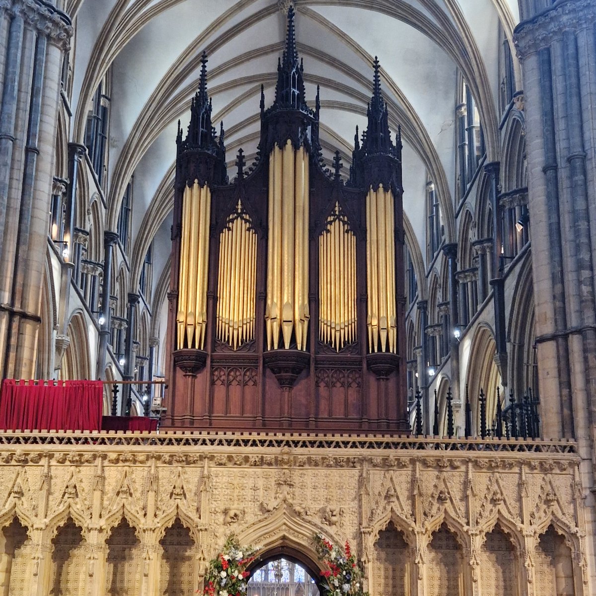 LucyTho55134197's tweet photo. #PrettyPipes playing right now in #lincolncathedral https://t.co/X5PSLanBX4
