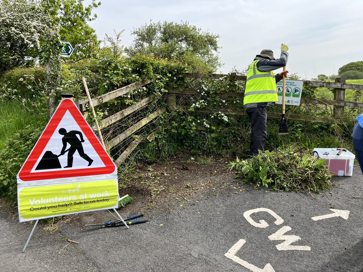 Friendsofthegu1's tweet photo. Lovely morning for volunteering! Our merry band are on Fulwood Row this morning cutting back, repairing fences and generally tidying up. Say hello if you are passing. https://t.co/Au3eNCByIi