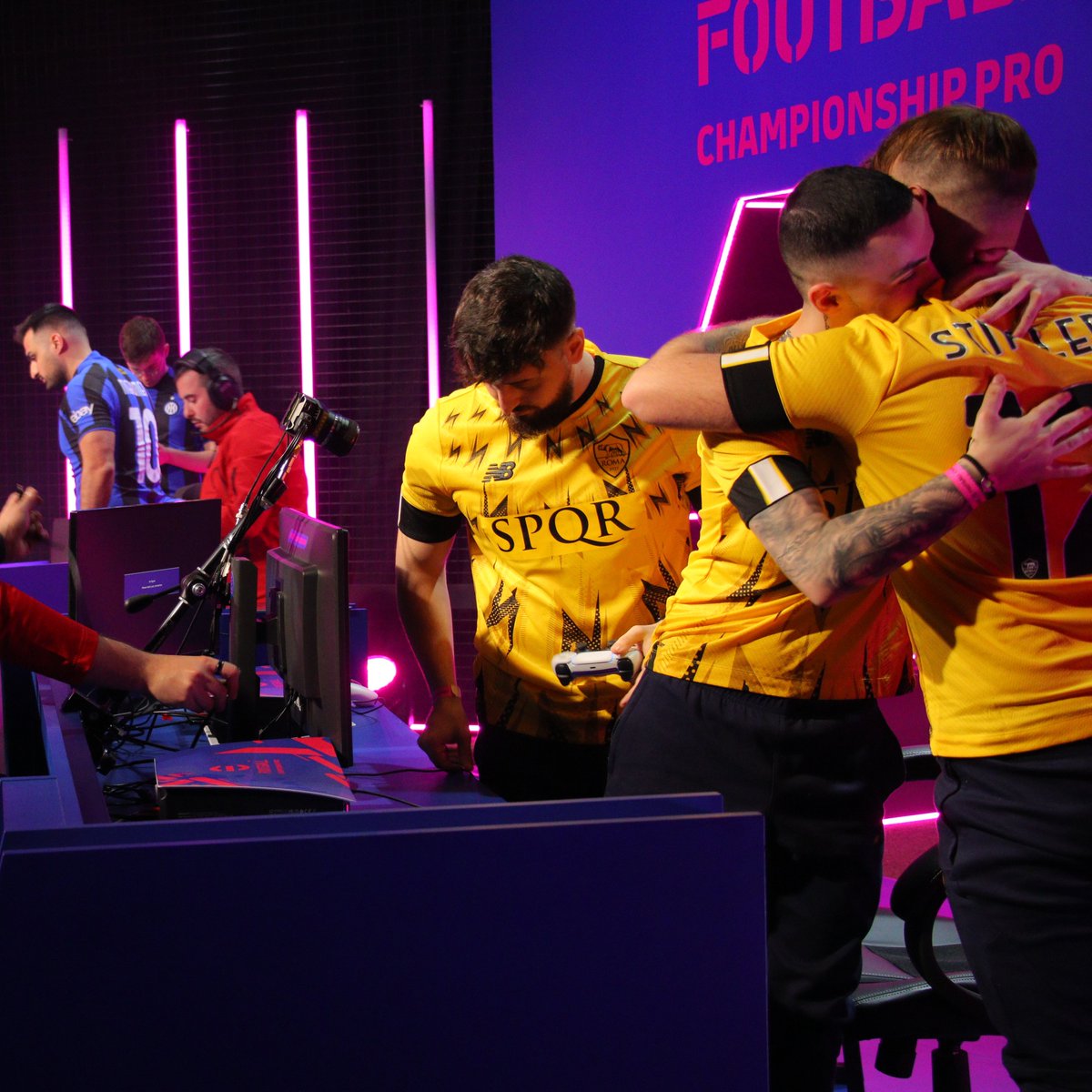 ASRomaEsports's tweet photo. 🐺🫂 DAJE ROMA! ⚡️🎮

#ASRomaEsports #eFootballChampionshipPro https://t.co/x3saas6VRm
