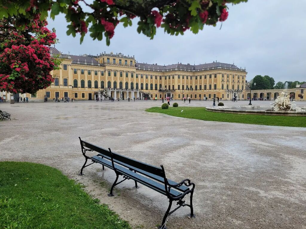 Schloss Schömbrunn under the rain 

#schombrunn #schloßschömbrunn #wien #austria #undertherain instagr.am/p/CsOE5AWNtmt/
