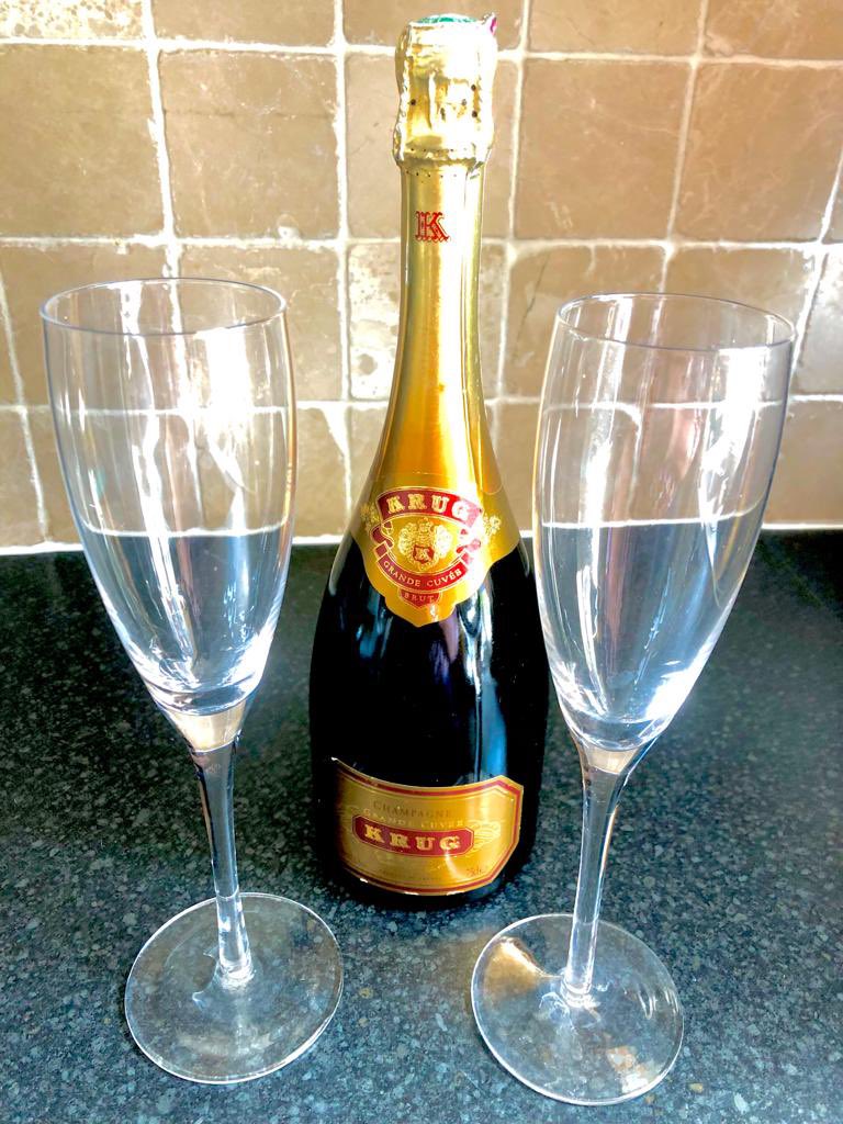 SurreySaskia's tweet photo. Way to start Sunday morning breakfast in bed with a lovely gent 🍾🍾 #sundaymorning #krug 🍾#datesaskia #datesurrey #breakfastdates #adultwork.com/6317304 https://t.co/K9hjUztwPO