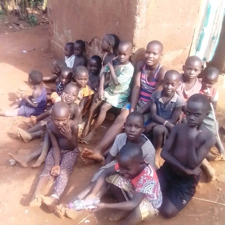 Dear brothers and sisters there's nothing you lose to buy these children food because being an orphan is not a gift from God😢
     🥺🥺🥺😥😢😥
