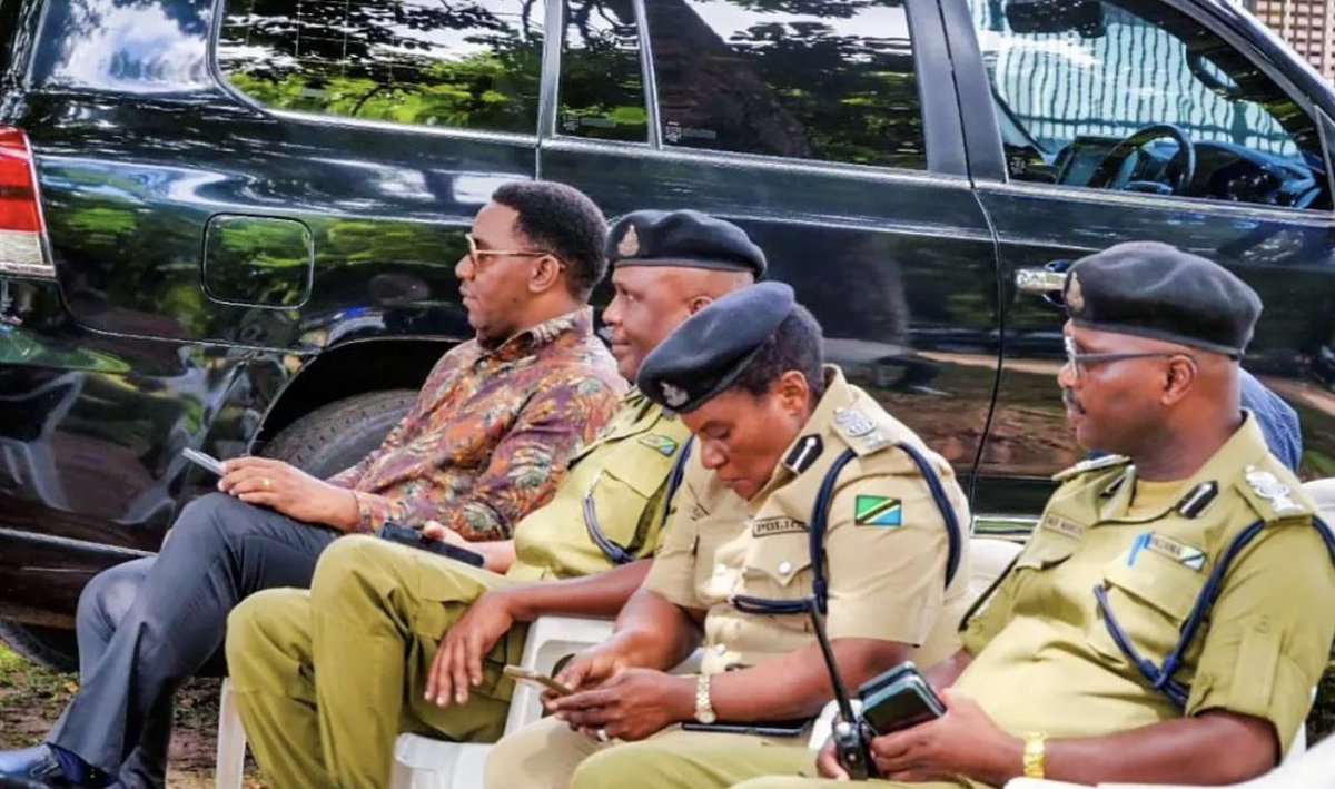 Hakingowi's tweet photo. 📍Karimjee,Dar es Salaam

Aliyekuwa Mkuu wa Mkoa wa Dar ws Salaam Paul Makonda akiwa kwenye shughuli ya kuaga mwili wa aliyewahi kuwa Waziri wa Mambo ya Nje Mhe, Bernard Kamilius Membe kwneye viwanja vya karimjee Jijini Dar es Salaam https://t.co/gVhVUTvmko