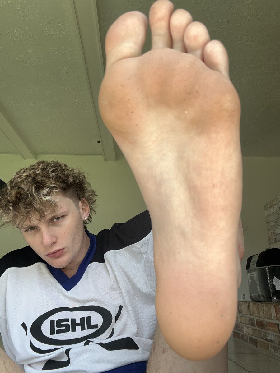DaxMaster1's tweet photo. #malefeet #boyfeet #giantfeet
#boyfeet #gayfeet #guyfeet https://t.co/60jPCQEDBI
