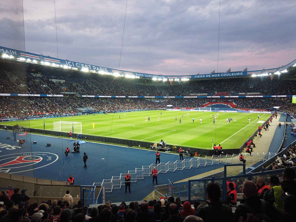 Ce qui m'a le plus marqué dans ce #PSGACA n'est sans doute pas la défaite de l'ACA, mais l'ambiance.
Sans le CUP, en grève, c'était MORT de chez MORT. Sans doute la pire ambiance que j'ai vue cette saison en Ligue 1, je suis sorti du match extrêmement déçu. 👇