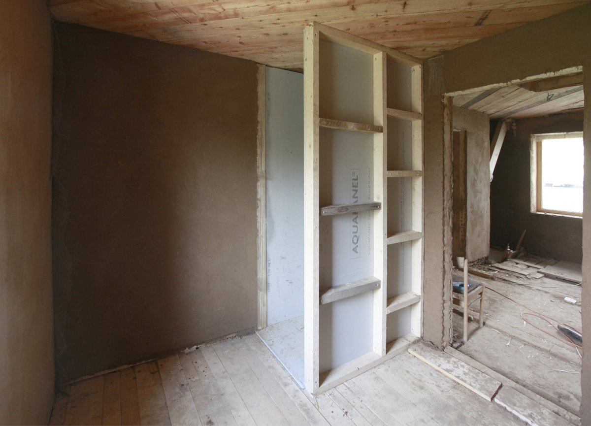 slamenicz's tweet photo. Příprava pro sprchový kout.
Z pohledu přírodního stavitelství je sprcha problém. 
Cemenové panely, stavební lepidlo, perlinka, tekutá hydroizolace, betonová stěrka, vanička litý mramor, silikon apod. 
Cement používáme v podstatě jen na sprchy, komíny a studny.👷 https://t.co/60FBliNn6q