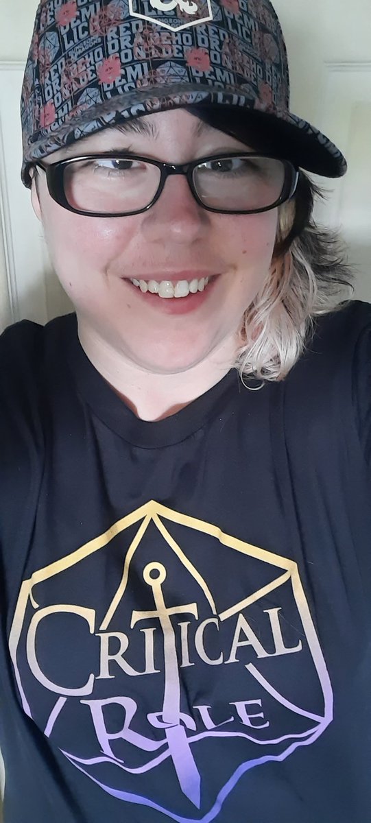 Meeshee1994's tweet photo. Ready to go do some D&amp;D Battle Royale in my new @CriticalRole tee and decorated #BellsHells binder! https://t.co/srRWNgFgxg