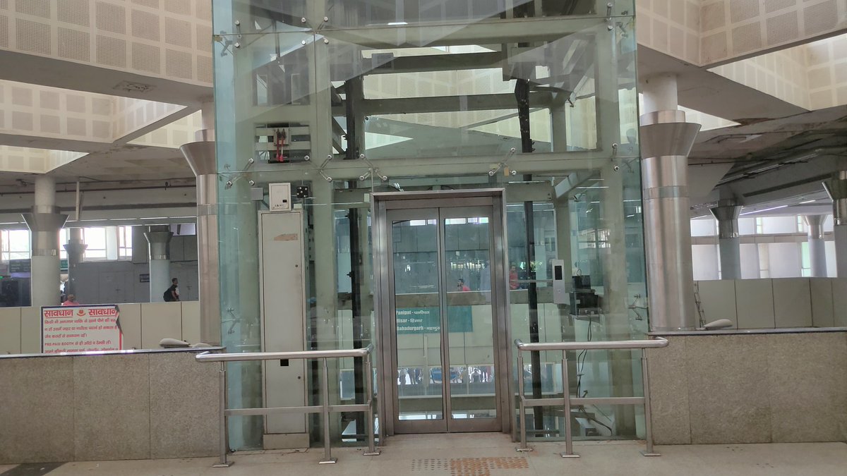 balwinder_vicky's tweet photo. Pathetic condition of #isbt #kashmeregate the mirrors here have only become showpiece. Neither the lift, escalator nor the central air conditioning is working. Plz look into it @DelhiGovDigital @nitin_gadkari @MORTHIndia https://t.co/6MUd8H1dsh