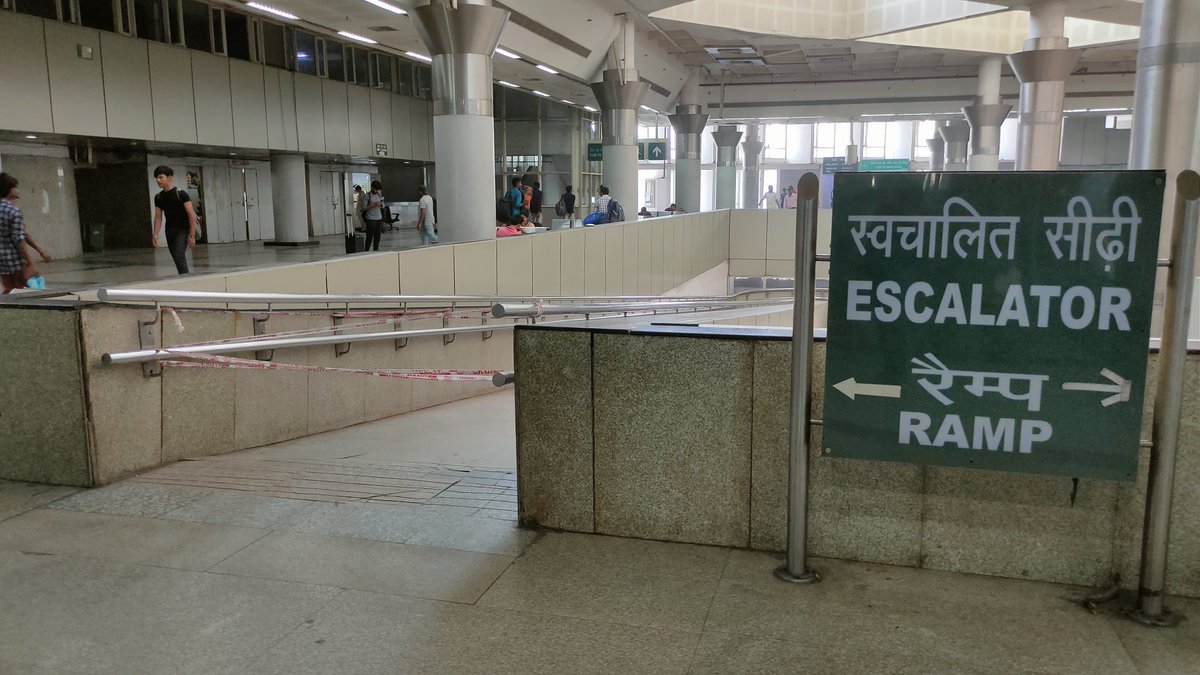 balwinder_vicky's tweet photo. Pathetic condition of #isbt #kashmeregate the mirrors here have only become showpiece. Neither the lift, escalator nor the central air conditioning is working. Plz look into it @DelhiGovDigital @nitin_gadkari @MORTHIndia https://t.co/6MUd8H1dsh