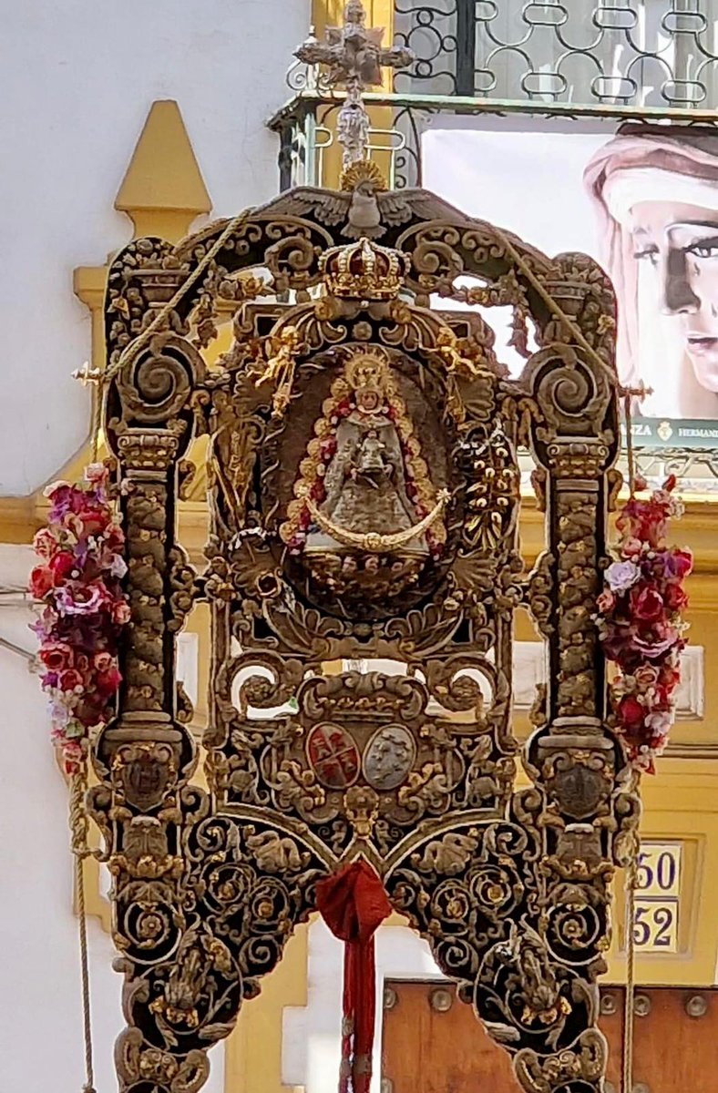 EspDeTriana's tweet photo. #ACTUALIDAD | La #EsperanzaDeTriana ha recibido este domingo, 14 de mayo, al Simpecado de la querida Hermandad @rociodetriana a su paso por nuestra Capilla de los Marineros. Hermanos, a las puertas de un nuevo #Pentecostés, os deseamos un #Rocío2023 lleno de #Esperanza. https://t.co/4H4ux7T7Hi