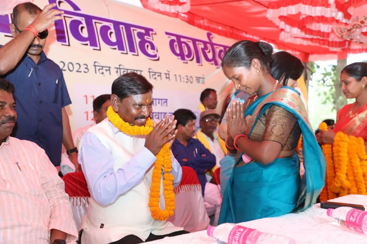 खूंटी में ढुकू प्रथा में सालों से साथ रह रहे 501 जोड़े की हुई शादी, देखें PHOTO-Marriage of 501 couples living together for years in Dhuku tradition in Khunti, see photo