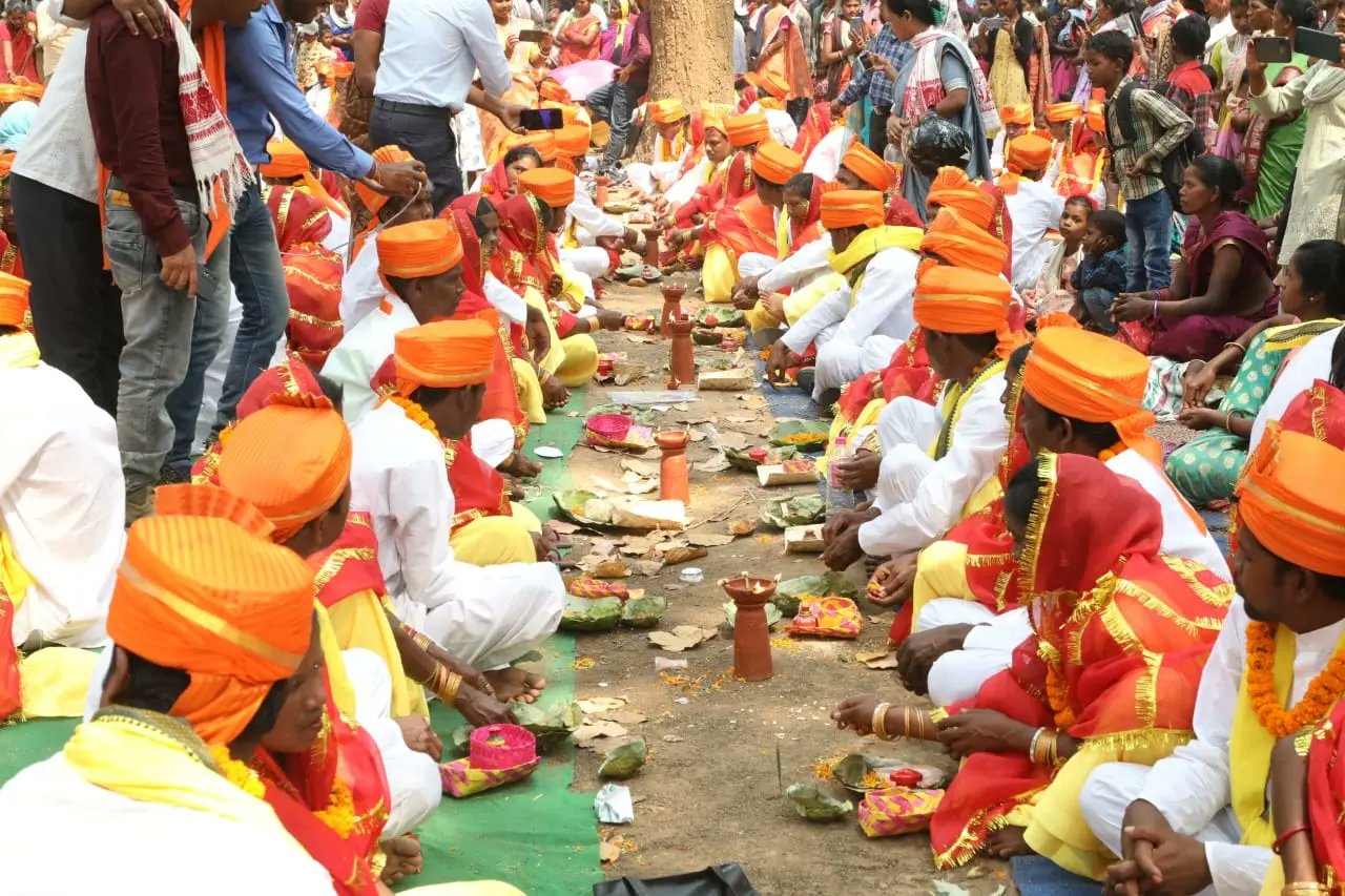 खूंटी में ढुकू प्रथा में सालों से साथ रह रहे 501 जोड़े की हुई शादी, देखें PHOTO-Marriage of 501 couples living together for years in Dhuku tradition in Khunti, see photo