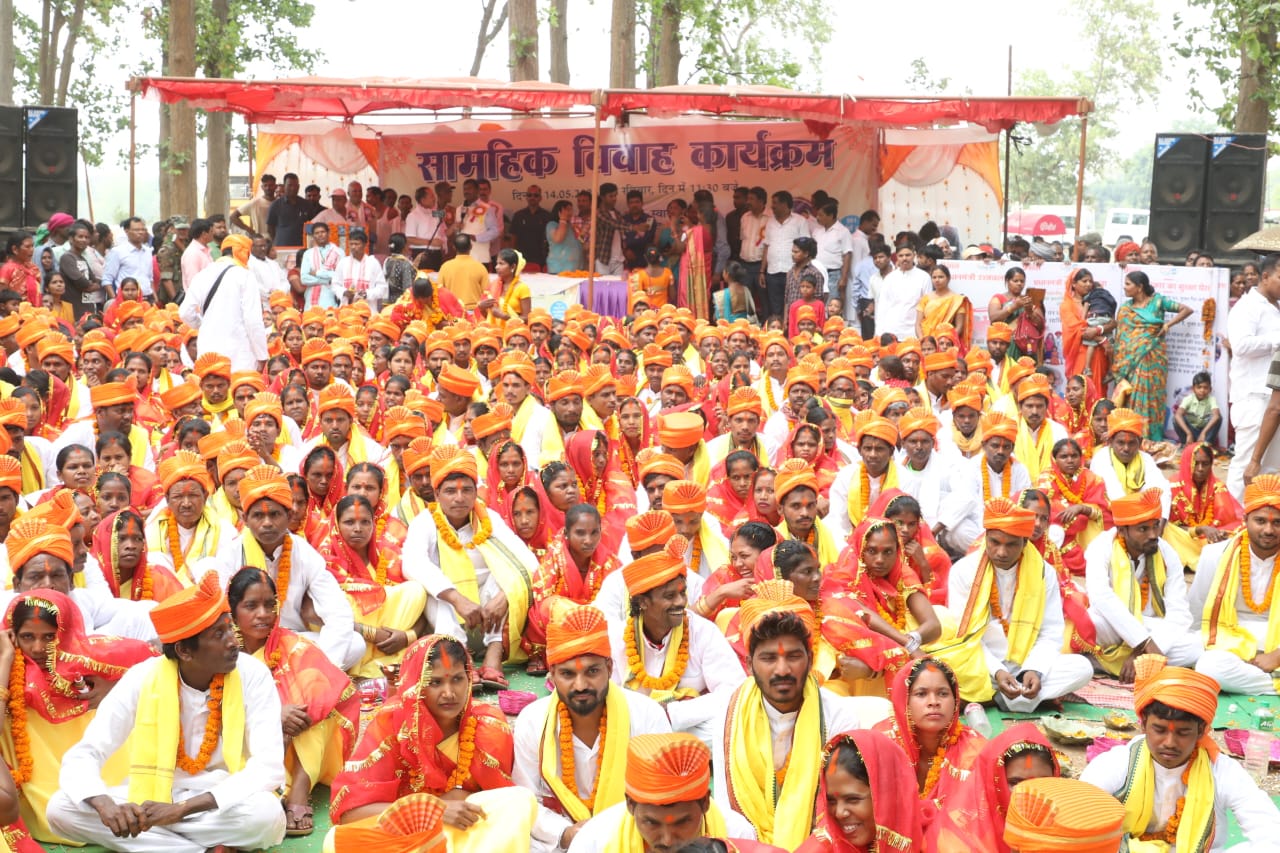 खूंटी में ढुकू प्रथा में सालों से साथ रह रहे 501 जोड़े की हुई शादी, देखें PHOTO-Marriage of 501 couples living together for years in Dhuku tradition in Khunti, see photo