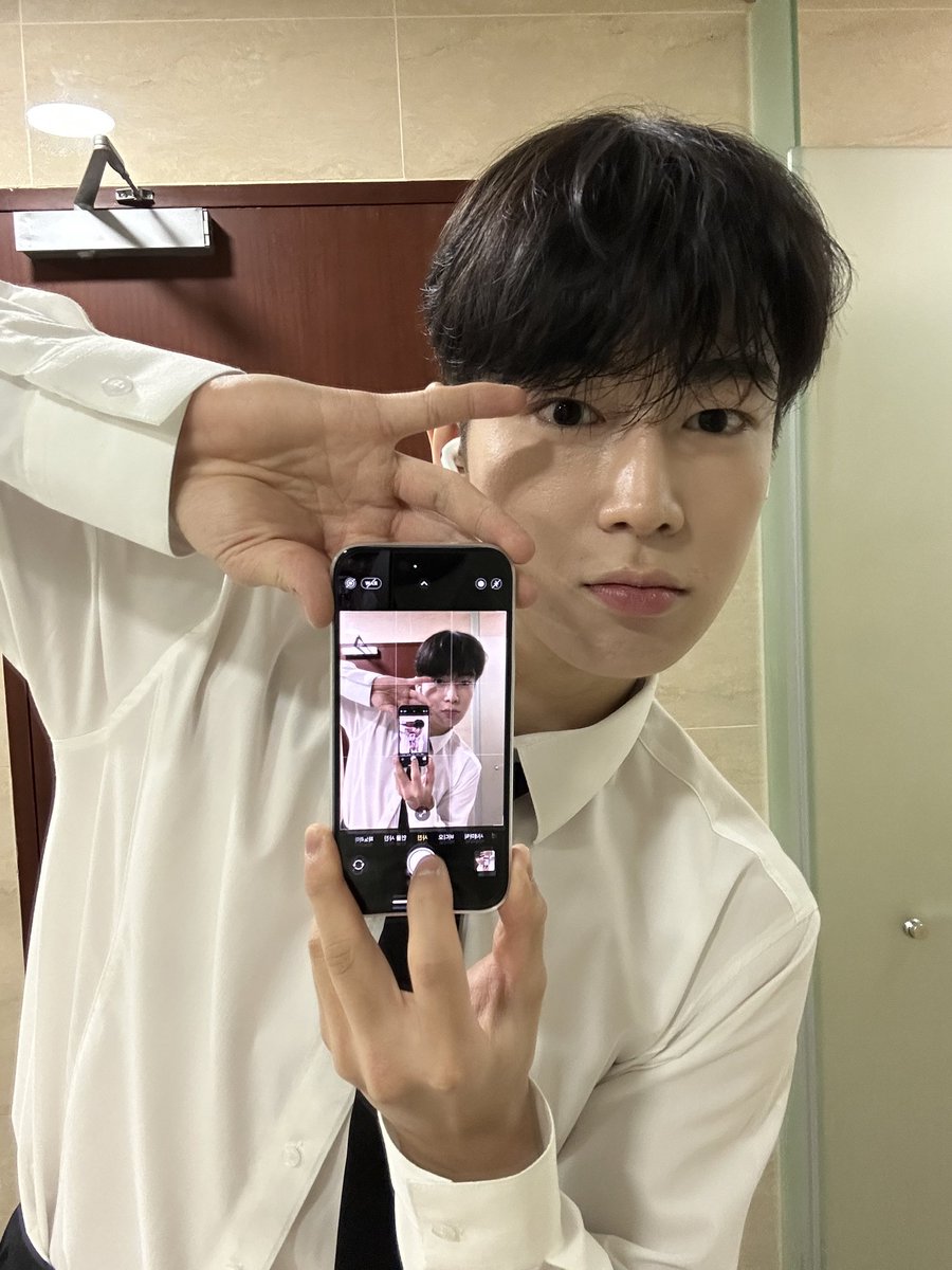 SF9official's tweet photo. 👌📱📸
#SF9 #DAWON https://t.co/aNY2Zb81ka