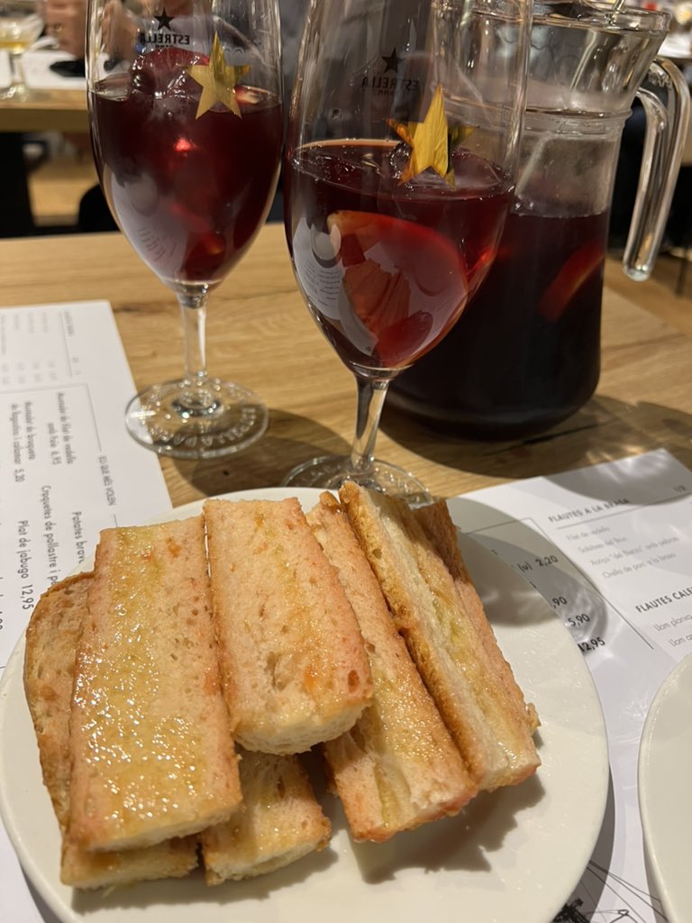 ✅La Sagrada Familia
✅Arc de Triomf
✅Tapas

Off to a good start for day one.

Day two starts now!

#Espana