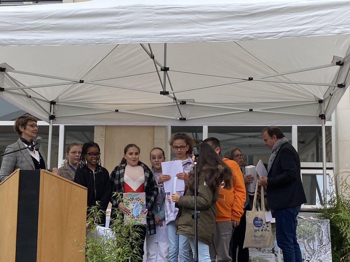 Remise des prix à la Médiathèque de Château-Thierry. Bravo aux élèves et aux professeurs, lauréats du Concours international de fables. @vdb02 @DSDEN_Aisne #Fables