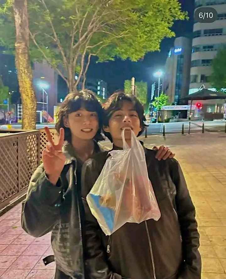 chua_rm's tweet photo. WHAT A GREAT THING TO START THE DAY, TAEKOOK!

#taekook #taekookSELCA #Thv_ig_post #Taehyung_update #BTSV https://t.co/BU1GchS1Ka