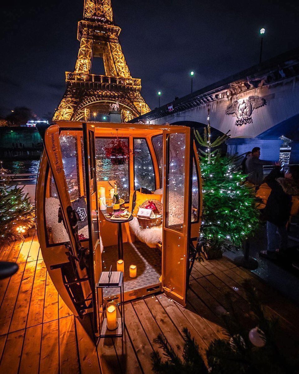 Romantic Dinner in Paris.. ✨🖤 Book your tour with Travello 🌏 📸 instagram.com/bakemetoparis