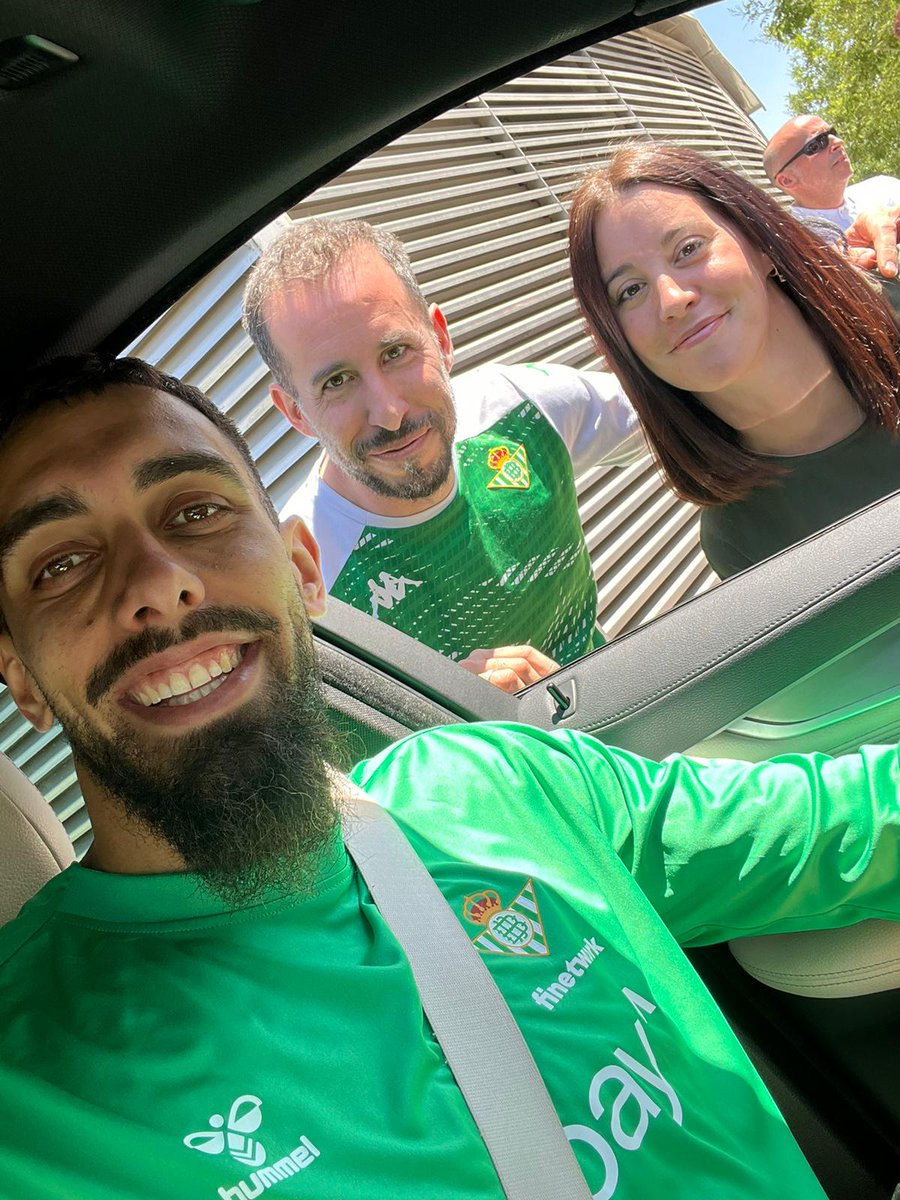 JessicaPeMo's tweet photo. Gracias por parar y por la foto crack!
Desde Barcelona musho betis siempre
@BorjaIglesias9 mañana tienes q marcar!!💪💪@Betiko11Martin https://t.co/mMg22nStoa