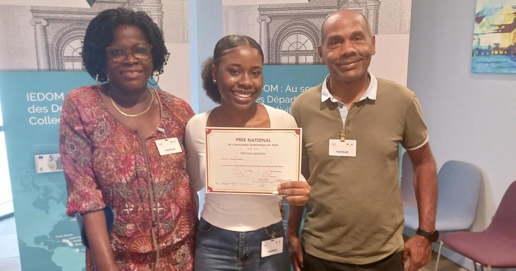 Andréa, lycéenne martiniquaise récompensée par un prix national pour son parcours d’excellence  bit.ly/3M5vOk0