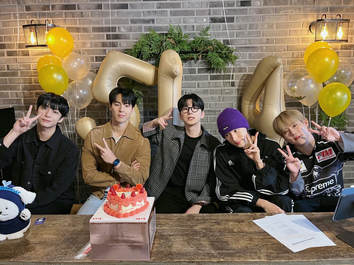 OfficialMONSTAX's tweet image. 📸
230514 #몬스타엑스 
HAPPY MONSTA X DAY ❤
데뷔 8주년 라이브 사진 도착 💌

#몬베베 와 함께한 8번째 생일 파티🎉
함께여서 너무 즐거웠어요!
항상 사랑하고 감사합니다🥰
514DAY는 아직 끝나지 않았으니
더 더 달려봐요 💛

#몬스타엑스8주년
#8YearsWithMONSTAX
#MONSTA_X #MONSTAX