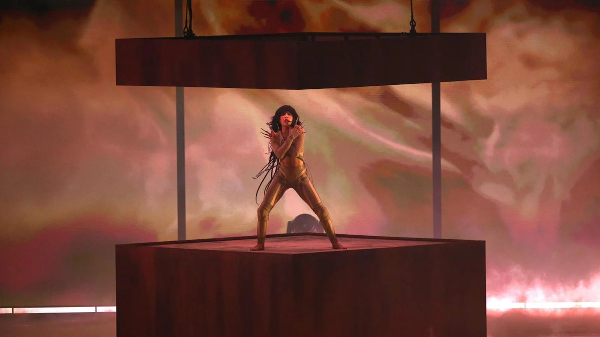 TodayAlcorcon's tweet photo. @jesussantosalc promete cubos de basura como la caja de Loreen en @Eurovision 

"Me ha gustado eso de la tapa, lo vamos a poner en todos los contenedores" ha declarado el Concejal de #Alcorcón https://t.co/fg45XeLByo