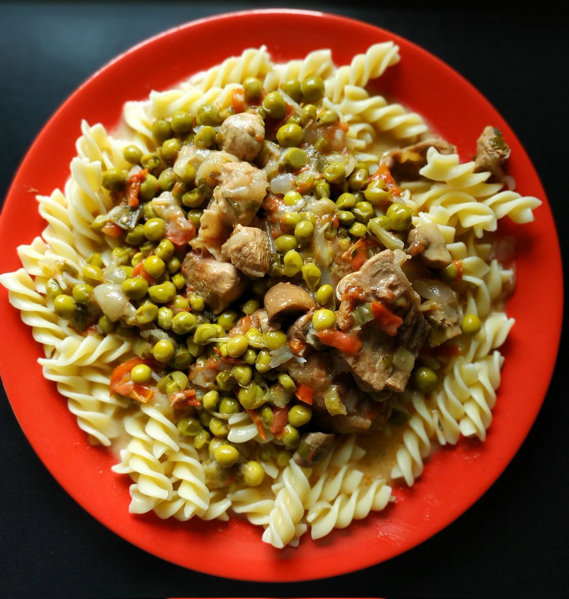 Fred_Dorville's tweet photo. Amis de la #BattleKitchen je vous présente ce jaret de veau aux petits pois frais, oignons nouveaux, tomates et champignons. Sauce déglacée au vin blanc puis crémée en fin de cuisson. Accompagné de tortellinis. https://t.co/Wj8wR6DvBM