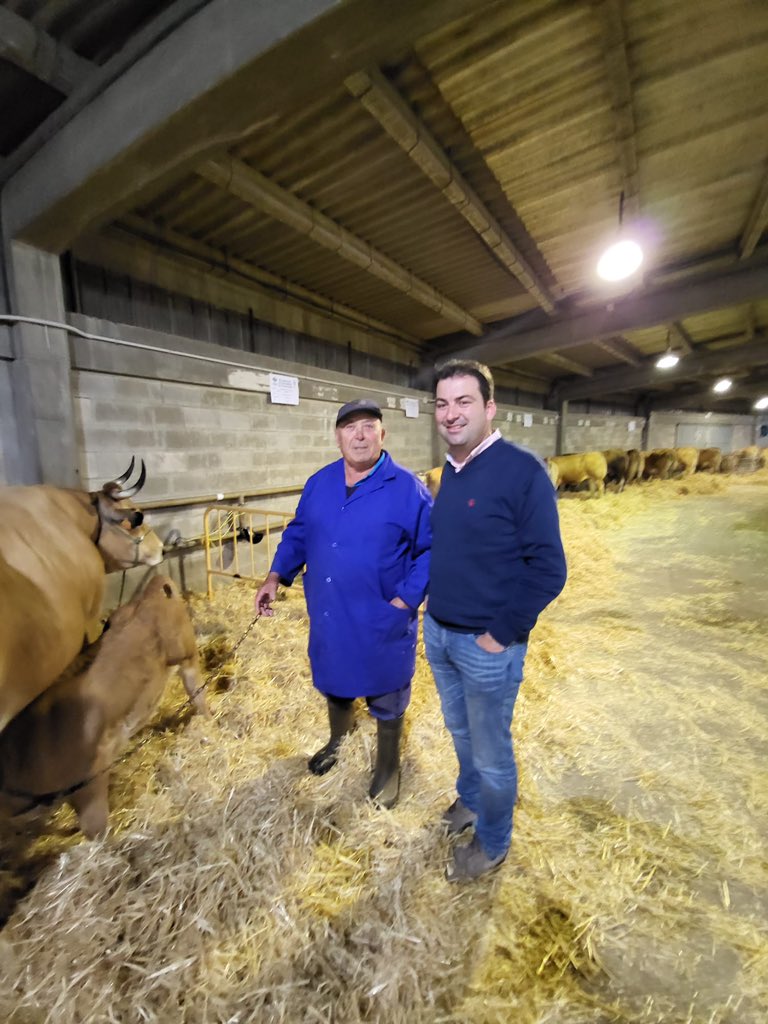 El pasado viernes estuve visitando la exposición-concurso del mercado de Grao.

Pude charlar con los ganaderos y escuchar de primera mano cuáles son sus preocupaciones y su visión del futuro del sector.

#VotaOccidente
#VotaSergioHidalgo
#AcercandoOccidente 💙💛