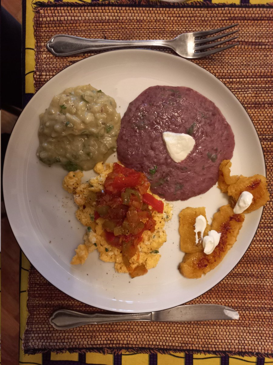 Un desayuno centroamericano para comenzar un día lluvioso. 
Ein zentramerikanisches Frühstück als Beginn eines Regentages.