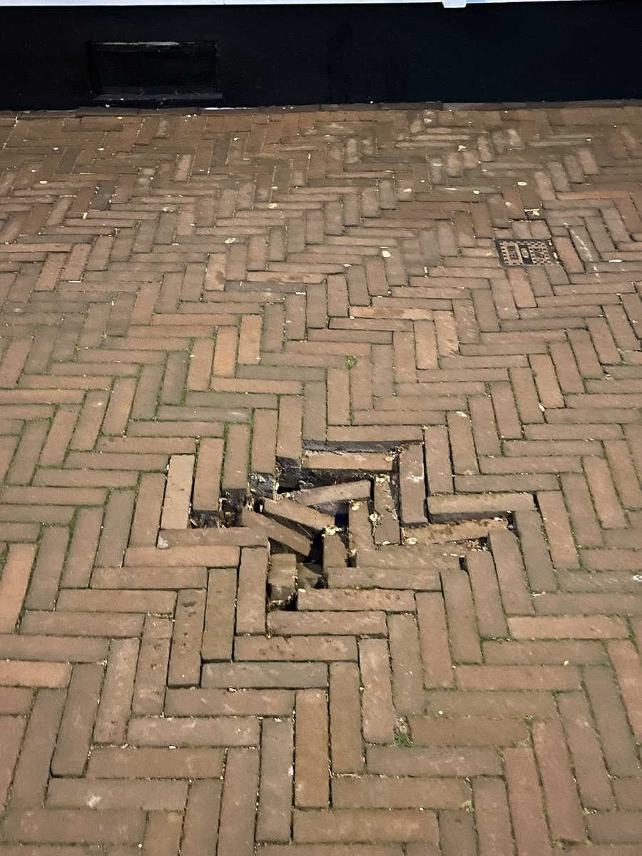 EmperorStorky's tweet photo. Heel leuk @GemeenteDenHaag zo’n stoep van klinkers maar voor de 2e keer op dezelfde plek ter hoogte van de Marqt in de Theresiastraat is de kans op vallen heel erg groot. https://t.co/1UEKqQlM40