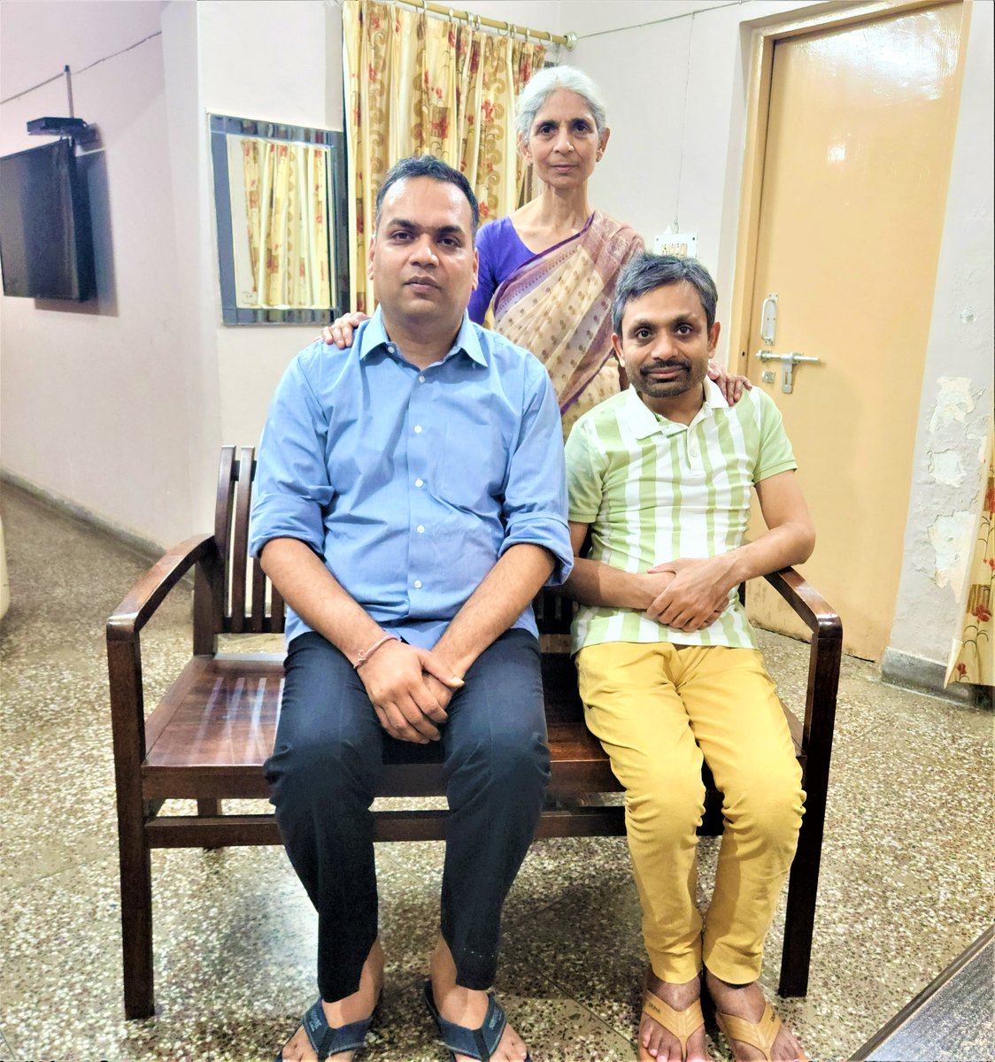 Harsh_V_Agarwal's tweet photo. माँ @KiranAg67043768 मातृ दिवस के अवसर पर प्रभु श्री राम से प्रार्थना करते हैं कि आपका जीवन सुख, समृद्धि और वैभव से भरा रहे #KiranAgarwal #GyanVardhanAgarwal #HarshVardhanAgarwal #AnkurMaheshwari #RubyAgarwal #DrRupalAgarwal #TulsiVardhanAgarwal #AnayVardhanAgarwal #Vivan #Miksha https://t.co/XLFzJpKtTo
