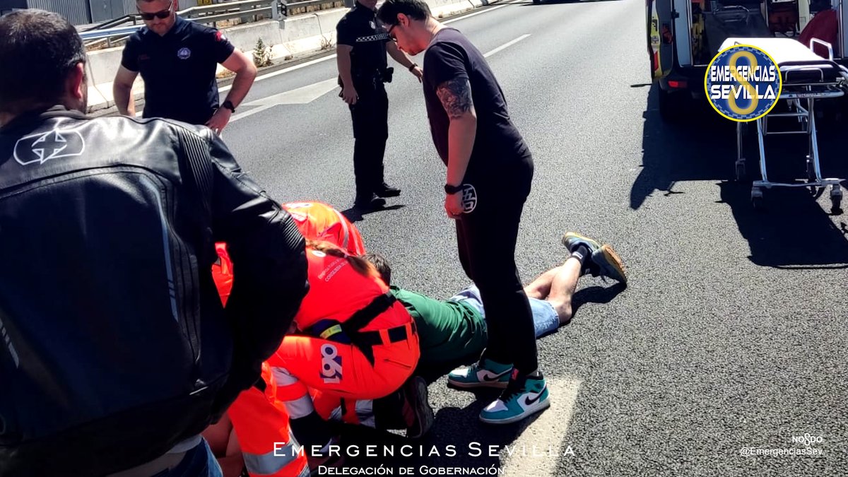EmergenciasSev's tweet photo. Puede ser nuestra #HistoriadelDía.

Un grupo de #Bomberos de @DubFireBrigade @DubCityCouncil ha estado en #Sevilla participando en unas jornadas sobre rescate #RescueGreatDay. 
Esta mañana, salían en dirección al Aeropuerto de #Málaga. Circulaban por la A-92 y a la altura de Alcalá de Guadaíra se encontraron con un motorista que acababa de sufrir una caída con su moto.
Sin dudarlo, protegieron la zona, señalizaron  y se pusieron manos a la obra. El avión hacia #Dublín podía esperar.
El motorista, de mediana edad, estaba inconsciente, politraumatizado y no podía respirar. El equipo de seis paramédicos, empezaron a asistir al lesionado logrando estabilizarle. Comenzó a respirar y a buen seguro le evitaron un paro respiratorio y cardíaco.  Un equipo de #E061 llegó inmediatamente  y se hizo cargo de la situación con el apoyo de quienes iniciaron la asistencia.
Esperamos la pronta recuperación del motorista. No se podrá imaginar que quienes le salvaron la vida, quien le sujetaba la mano dándole fuerzas o quien le sujetaba la cabeza para evitar lesiones medulares, ya se encuentran a 3.000 kms. de #Sevilla.
Cuando la vocación de servicio público no tiene límites, ocurren estas historias.
Muchas gracias compañeros