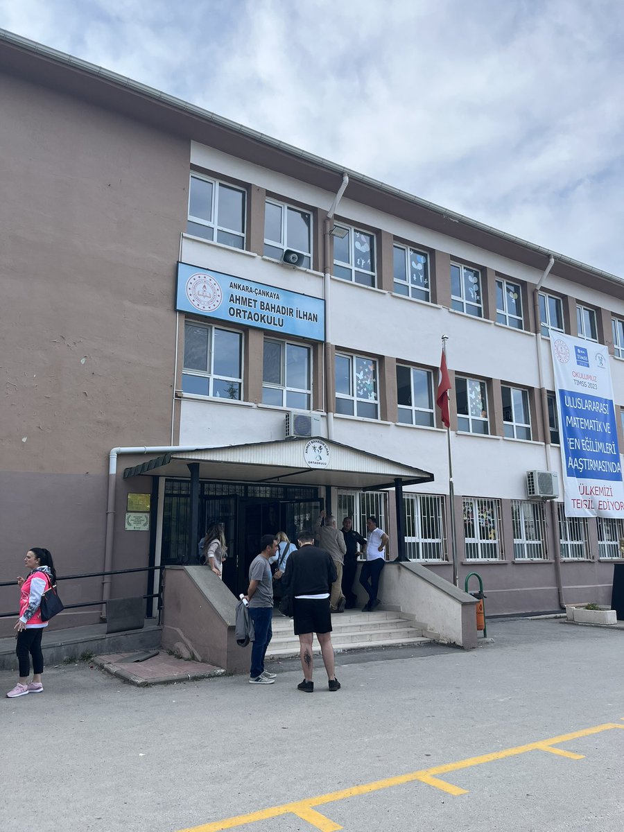 Äänestys loppuu 10 minuutin kuluttua, ei jonoja ainakaan parilla näkemällämme äänestyspaikalla Ankarassa. Boksit tosin alkavat täyttyä. #Turkki