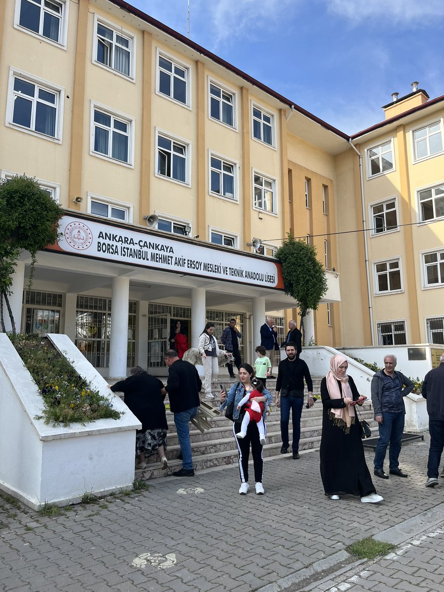 LauraPylv's tweet photo. Äänestys loppuu 10 minuutin kuluttua, ei jonoja ainakaan parilla näkemällämme äänestyspaikalla Ankarassa. Boksit tosin alkavat täyttyä. #Turkki https://t.co/poJQExZROe