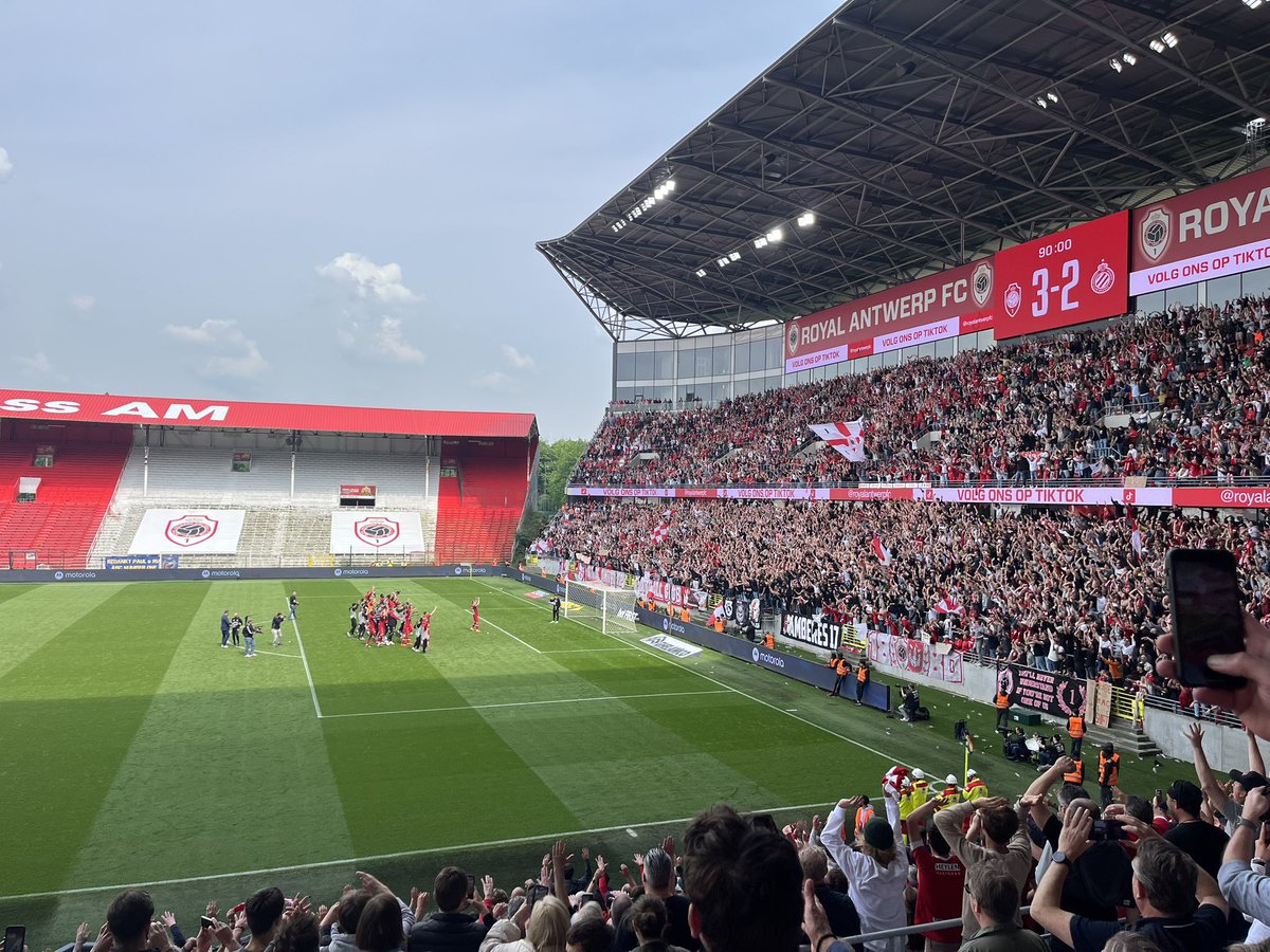 yvesvanlaer's tweet photo. In 2017 was er ook zo’n mooi filmverhaal geschreven voor @official_rafc. Vermeeren maakt zijn eerste, tegen Brugge, in de laatste seconde van de match waardoor Antwerp wint na 0-2 achterstand. 🥰 #ANTCLU #thisisouryear #hopelijk https://t.co/gN2kDFYytI