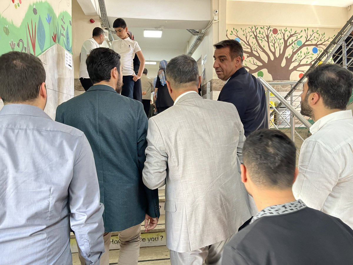 mujdeci_melik's tweet photo. Bayındır Mahallesi’ndeki Türkiye Odalar ve Borsalar Birliği İlkokulu’nu ziyaret ettik.

Her sandıkta ortalama 370 seçmen var, katılım sayısı ortalama 300’lerde, ilk turda bu iş bitecek inşallah. @devapartisi @alibabacan https://t.co/8xXDHQtWzi