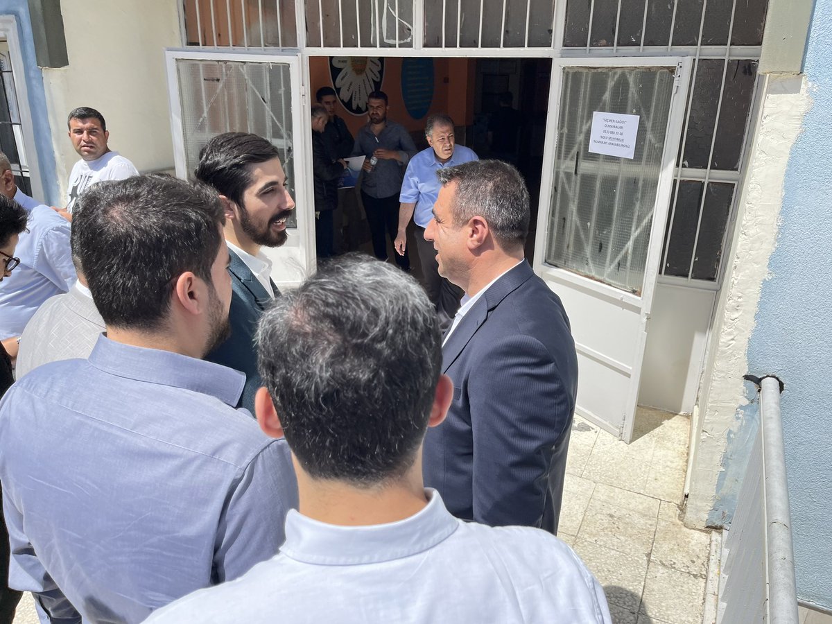 mujdeci_melik's tweet photo. Bayındır Mahallesi’ndeki Türkiye Odalar ve Borsalar Birliği İlkokulu’nu ziyaret ettik.

Her sandıkta ortalama 370 seçmen var, katılım sayısı ortalama 300’lerde, ilk turda bu iş bitecek inşallah. @devapartisi @alibabacan https://t.co/8xXDHQtWzi