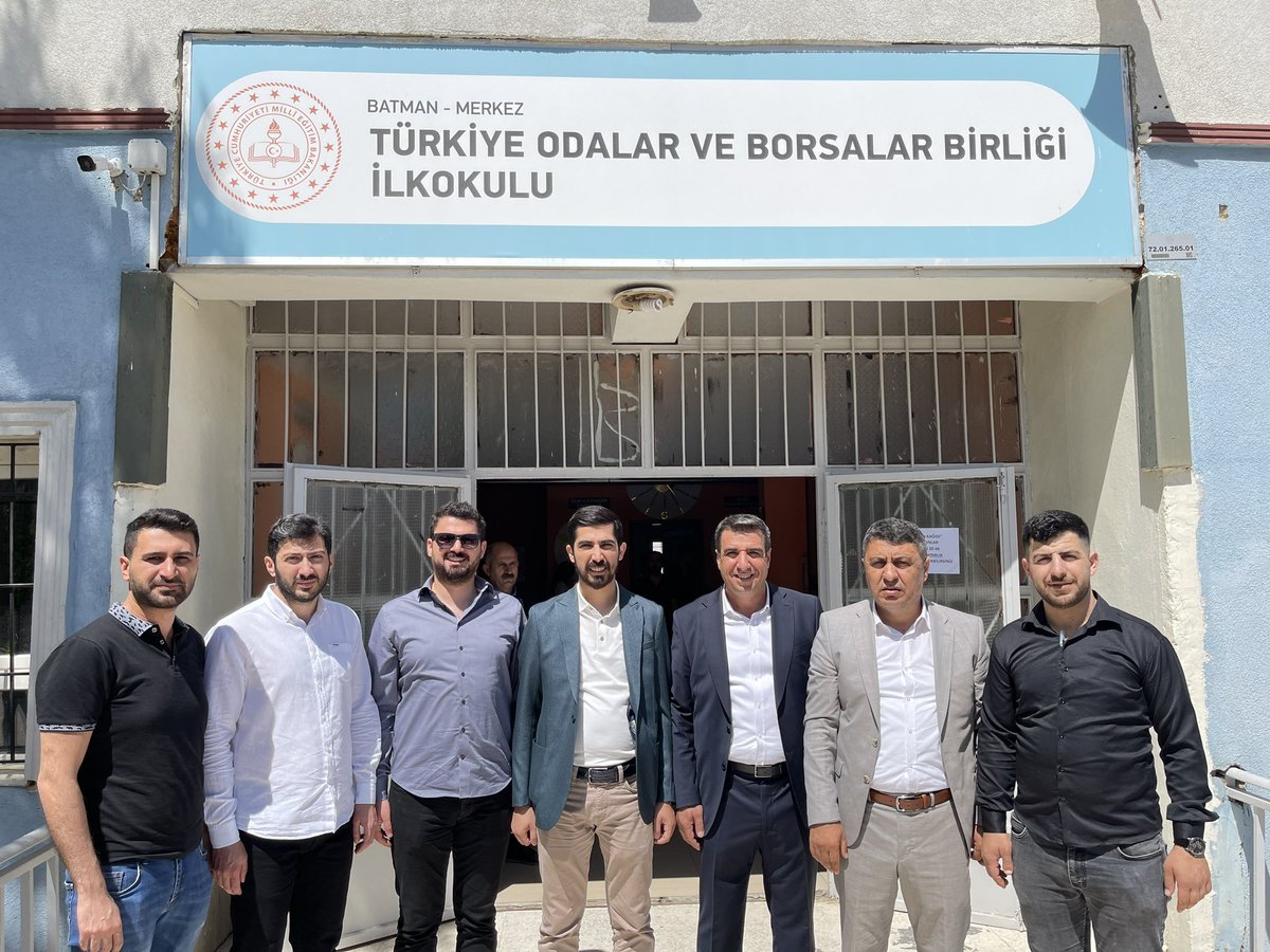 mujdeci_melik's tweet photo. Bayındır Mahallesi’ndeki Türkiye Odalar ve Borsalar Birliği İlkokulu’nu ziyaret ettik.

Her sandıkta ortalama 370 seçmen var, katılım sayısı ortalama 300’lerde, ilk turda bu iş bitecek inşallah. @devapartisi @alibabacan https://t.co/8xXDHQtWzi